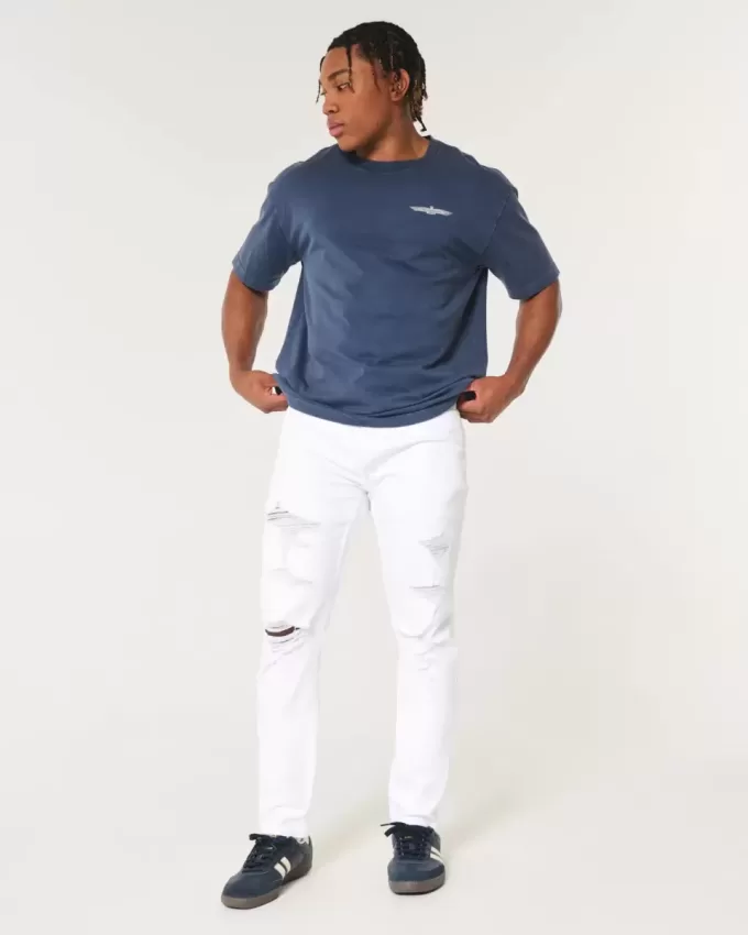 Weiße, sportliche Röhrenjeans