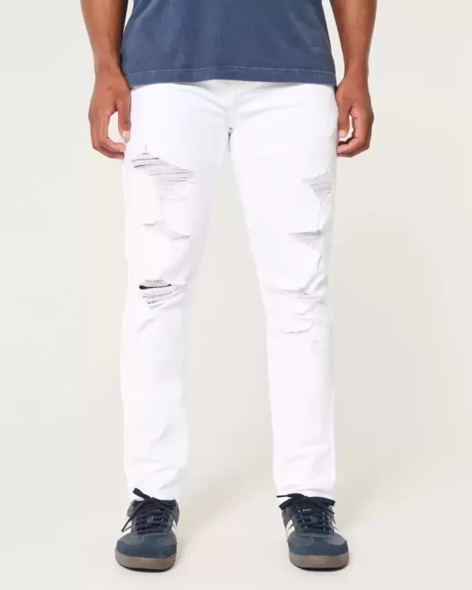 Weiße, sportliche Röhrenjeans