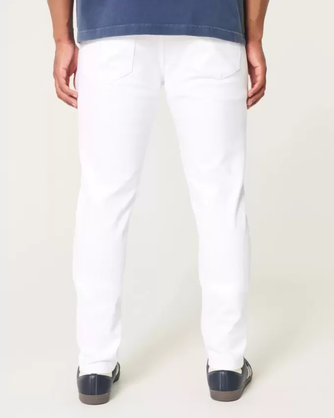 Weiße, sportliche Röhrenjeans