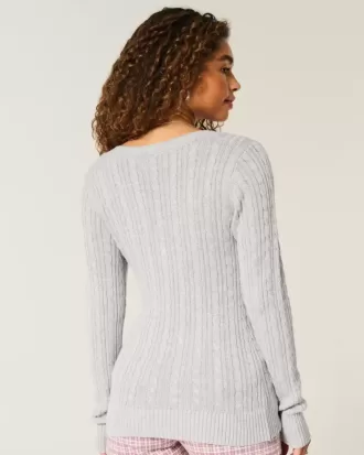 Zopfmuster-Pullover mit V-Ausschnitt und Symbol