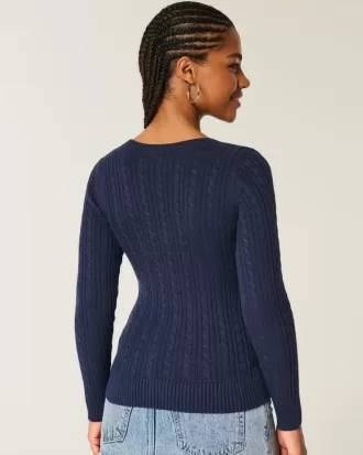 Zopfmuster-Pullover mit V-Ausschnitt und Symbol