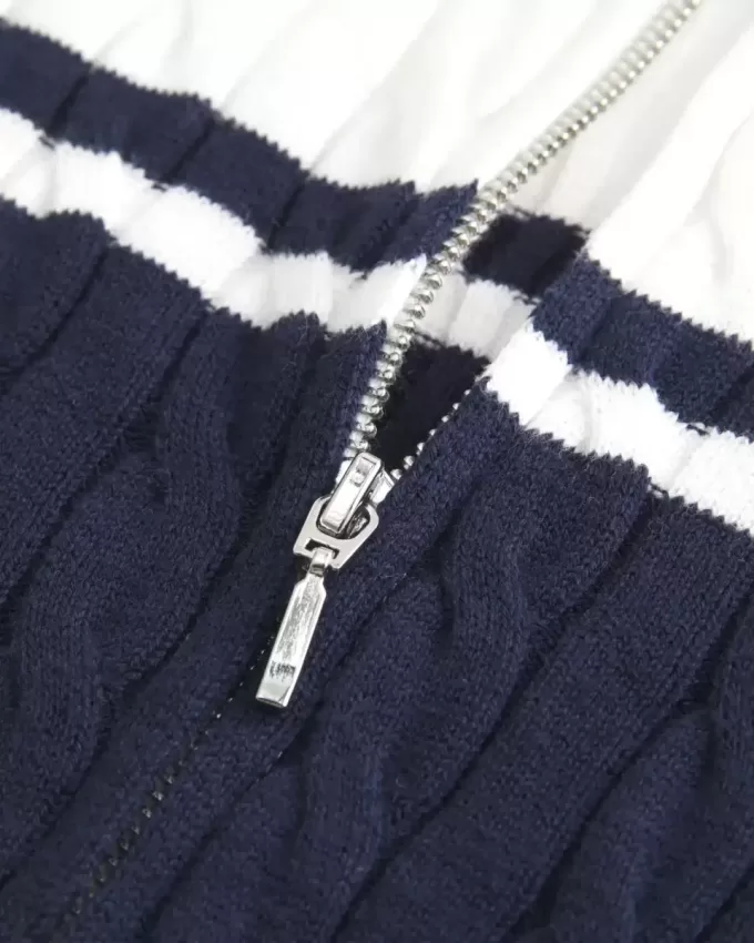 Zopfmusterpullover mit Stehkragen und Reißverschluss Zopfmusterpullover mit Stehkragen und Reißverschluss